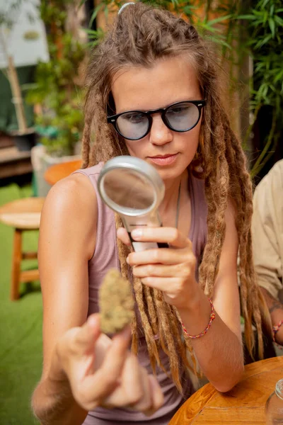 Wanita Bergaya Hippie Memeriksa Bawah Kaca Pembesar Sendi Dan Tunas — Stok Foto