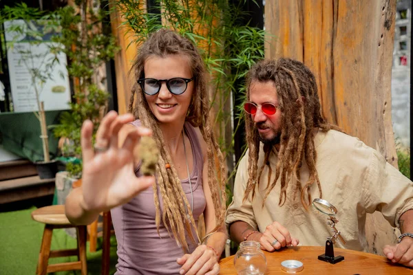 Coppia Stile Hippie Esamina Articolazioni Germogli Marijuana Medica — Foto Stock