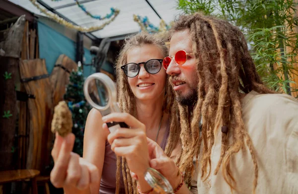 Hippie Style Couple Examines Magnifying Glass Joints Buds Medical Marijuana — 스톡 사진
