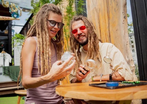 Pasangan Bergaya Hippie Memeriksa Sendi Dan Tunas Mariyuana Medis — Stok Foto