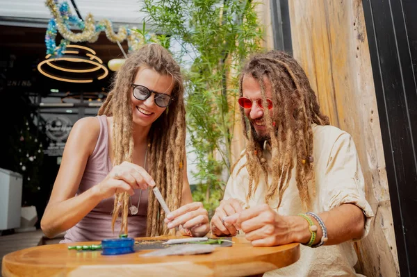 Coppia Stile Hippie Che Produce Sigarette Marijuana Medica — Foto Stock