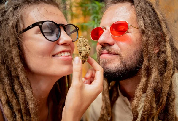 Hippi Tarzı Çift Tıbbi Marihuananın Eklemlerini Tomurcuklarını Inceliyor — Stok fotoğraf