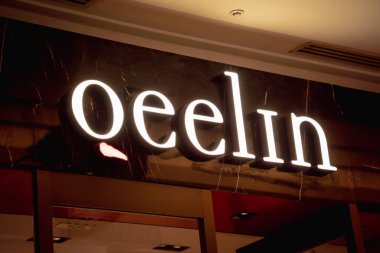 KUALA LUMPUR, MALAYSIA - Aralık 04, 2022: Qeelin marka perakende mağaza logosu mağaza vitrininde.