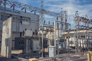 Yüksek voltajlı elektrik santrali akım alt istasyonu.