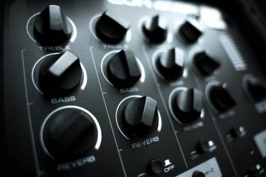 Müzik stüdyosundaki hoparlör yükseltici ve dengeleyicinin arka görünümü.