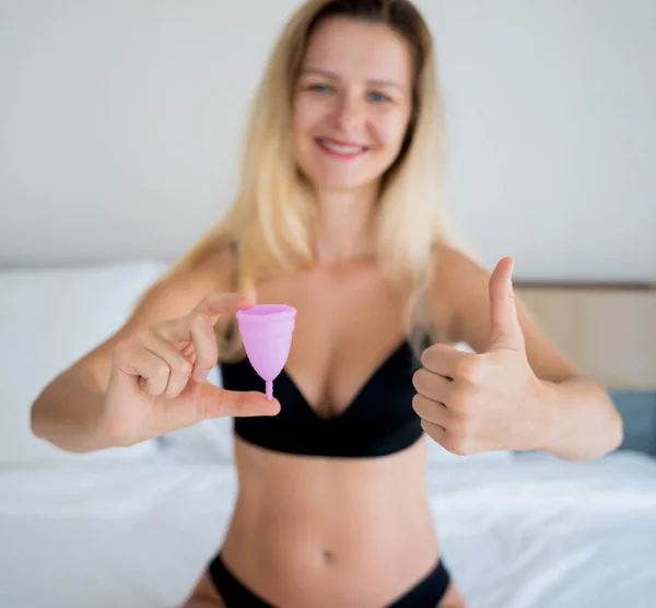 Joven Hermosa Mujer Casa Sosteniendo Una Copa Menstrual Sus Manos —  Fotos de Stock