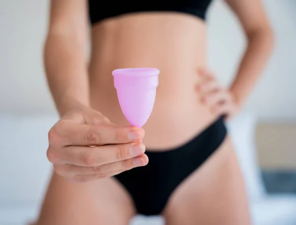 Wanita Cantik Rumah Memegang Cangkir Menstruasi Tangannya — Stok Foto