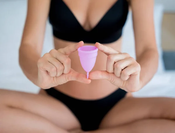 Ung Vacker Kvinna Hemma Håller Menstruation Kopp Händerna — Stockfoto