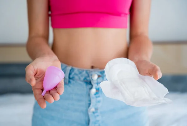 Jonge Vrouw Met Menstruatiecup Maandverband Haar Handen — Stockfoto