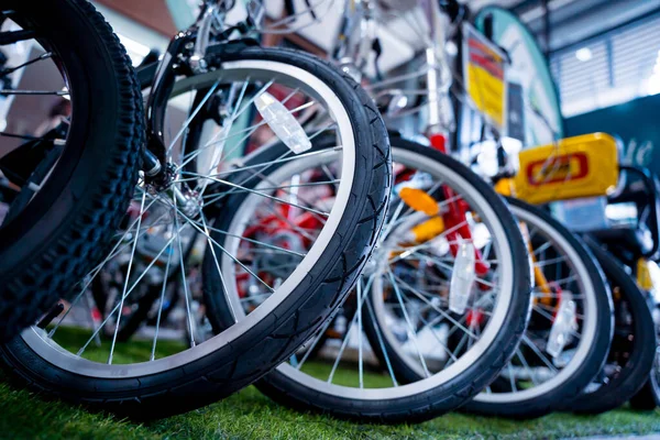 Row Bicycle Wheels Special Bicycle Shop — Stockfoto