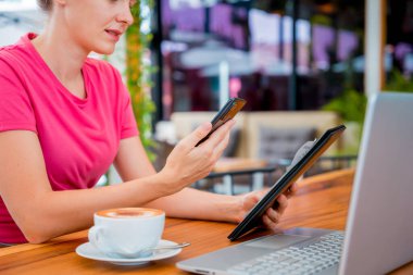 Cafe 'de QR kodlu cep telefonuyla ulaşılamaz ödeme yapan bir kadın..