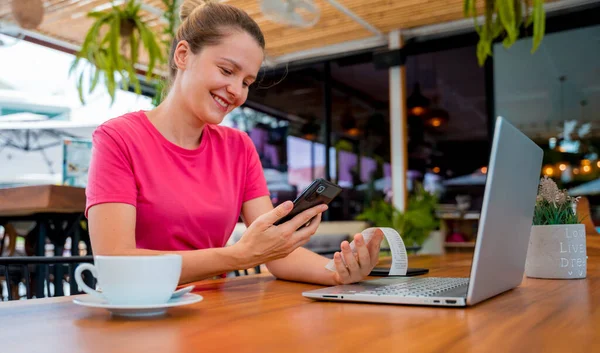Жінка Використовує Безконтактний Платіж Мобільному Телефону Кодом Кафе — стокове фото