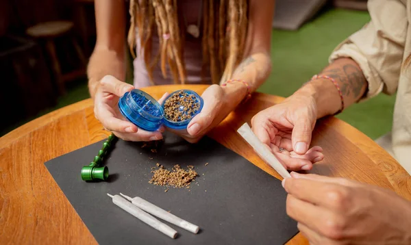 Ζευγάρι Χίππης Φτιάχνει Τσιγάρα Ιατρικής Μαριχουάνας — Φωτογραφία Αρχείου