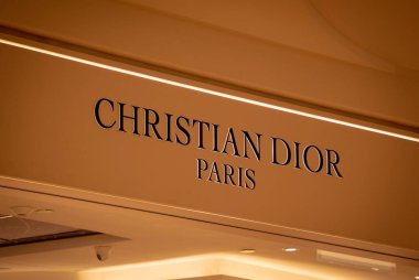 KUALA LUMPUR, MALAYSIA - Aralık 04, 2022: Christian Dior marka perakende satış mağazası logosu alışveriş merkezinin vitrininde.