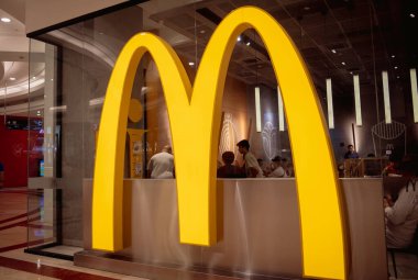 KUALA LUMPUR, MALAYSIA - Aralık 04, 2022: McDonalds cafe marka perakende satış mağazası logosu.
