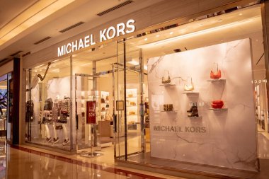KUALA LUMPUR, MALAYSIA - Aralık 04, 2022: Michael Kors marka perakende satış mağazası logosu.