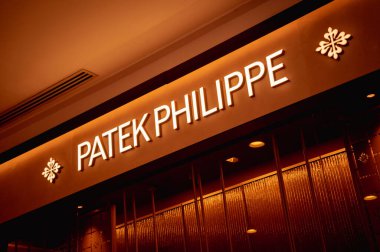 KUALA LUMPUR, MALAYSIA - 04 ARALIK 2022: Patek Philippe marka perakende satış mağazası logosu alışveriş merkezinin vitrininde.