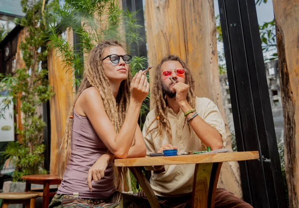 嬉皮士风格的夫妇吸烟与医用大麻 — 图库照片