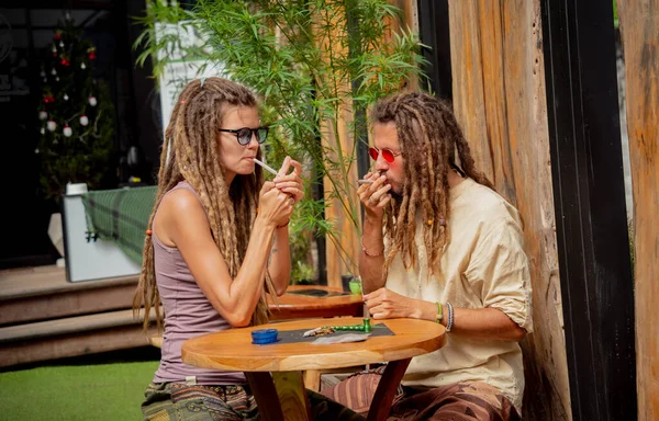 Hippie Style Couple Smoking Cigarettes Medical Marijuana — Stock Photo, Image