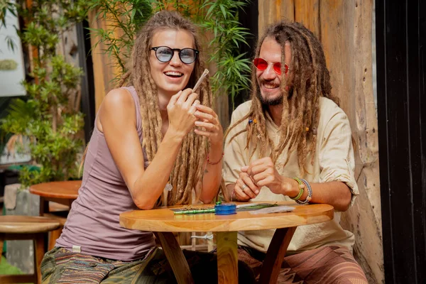 Estilo Hippie Pareja Haciendo Cigarrillos Marihuana Medicinal —  Fotos de Stock