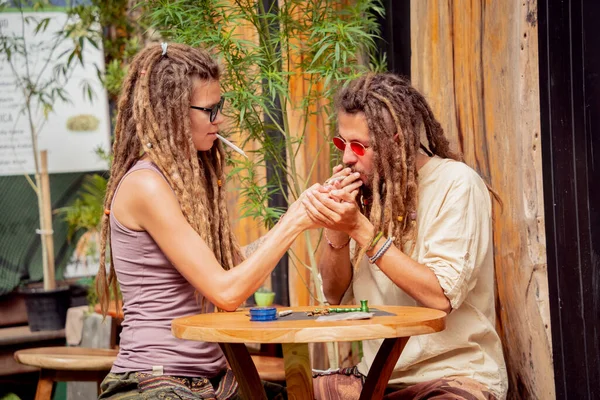 Hippie Style Couple Fumer Des Cigarettes Avec Marijuana Médicale — Photo