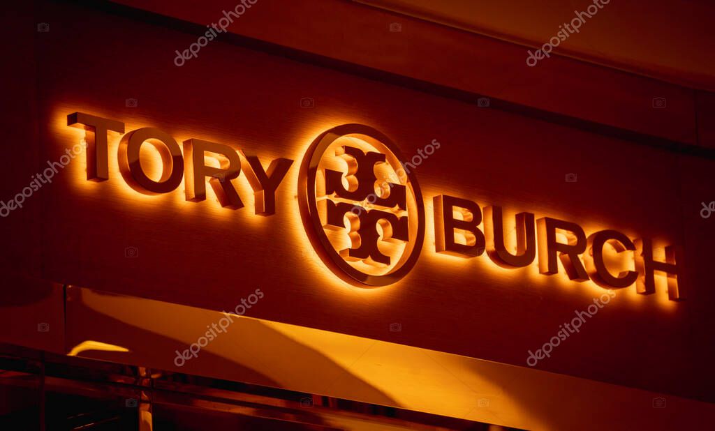 KUALA LUMPUR, MALASIA - 04 DE DICIEMBRE DE 2022: letrero del logotipo de la  tienda minorista de la marca Tory Burch en el escaparate del centro  comercial. 2023