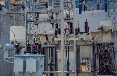 Yüksek voltajlı elektrik santrali akım alt istasyonu.