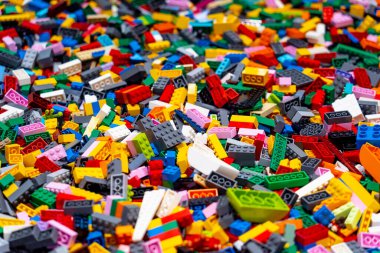 Masadaki çok renkli plastik tuğlalara bak