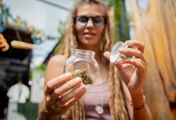 Frau Hippie Stil Untersucht Joints Und Knospen Von Medizinischem Marihuana — Stockfoto