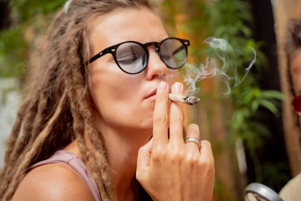 Wanita Bergaya Hippie Merokok Dengan Ganja Medis — Stok Foto