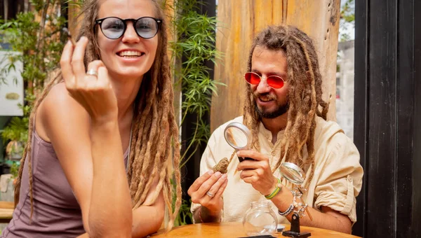 Estilo Hippie Pareja Fumando Cigarrillos Con Marihuana Medicinal — Foto de Stock