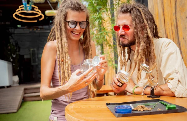 Coppia Stile Hippie Esamina Articolazioni Germogli Marijuana Medica — Foto Stock