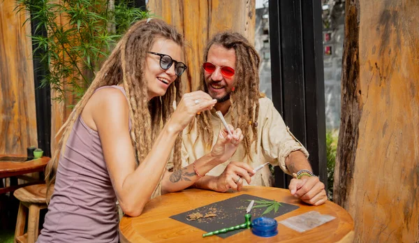 希皮风格的夫妇制造医用大麻香烟 — 图库照片