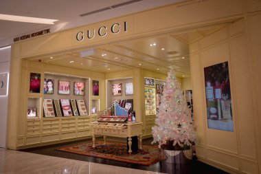 KUALA LUMPUR, MALAYSIA - Aralık 04, 2022: Gucci marka perakende satış mağazası logosu.