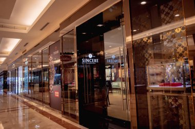 KUALA LUMPUR, MALAYSIA - 04 ARALIK 2022: Alışveriş merkezinin vitrinindeki en samimi marka perakende mağaza logosu.