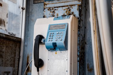 Şehir çöplüğündeki eski ve kirli sokak telefonları..