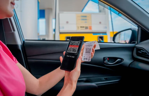 Woman Using Contactless Payment Mobile Phone Code Car Filling Station — Fotografia de Stock