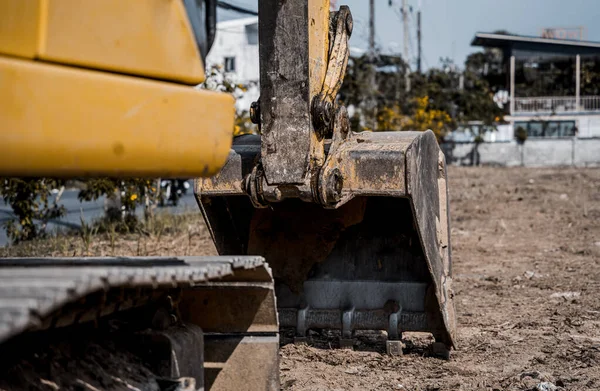 シャベルを持つ掘削機は 建設地域の基礎のために地面を掘る — ストック写真