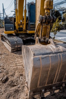 Kürekli kazıcı, takımyıldız bölgesinin temelini kazıyor.