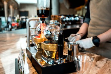 Barista büyük alışveriş merkezinde kahve hazırlıyor..