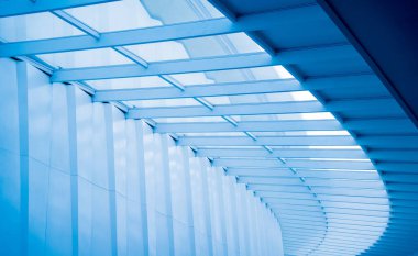 Metal ve camla modern soyut mimari ve ayrıntılı arka plan.