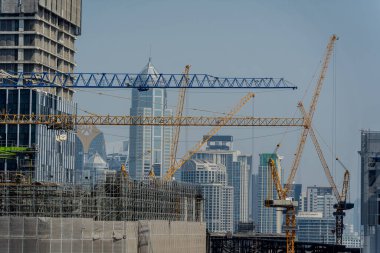 Modern inşaat sahasında çalışan işçi kavramı.