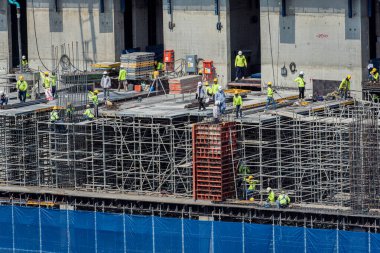 Modern inşaat sahasında çalışan işçi kavramı.