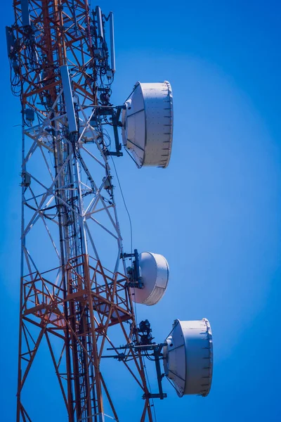 Torres Células Para Telefone Móvel Inteligente Fundo Céu — Fotografia de Stock