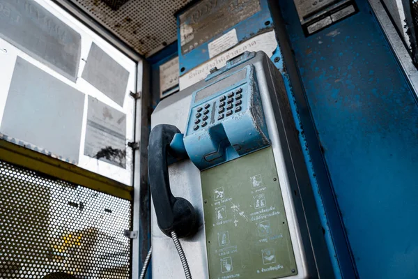 Velhos Sujos Telefones Rua Aterro Cidade — Fotografia de Stock