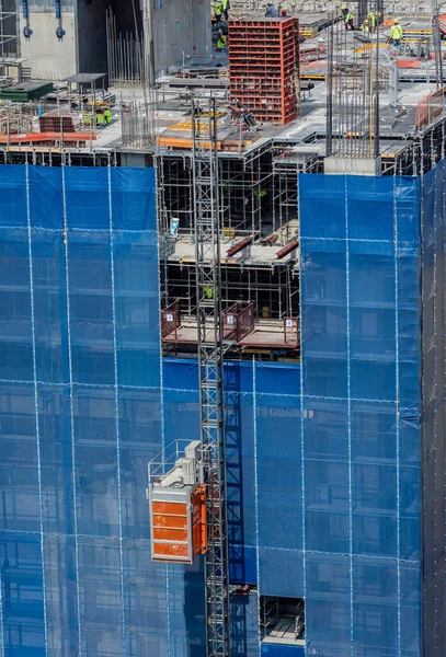 Yeni Bir Binanın Dış Tarafında Büyük Bir Asansör Var — Stok fotoğraf