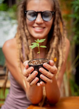 Tıbbi marihuana yetiştiren hippi tarzı kadın..