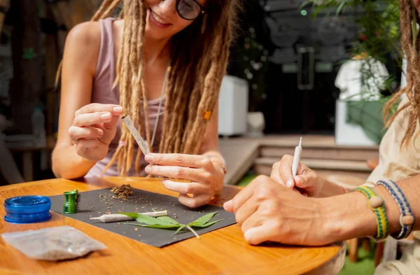 Hippi Tarzı Bir Çift Tıbbi Marihuana Sigarası Yapıyor — Stok fotoğraf