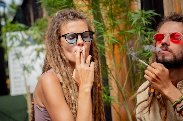Pasangan Bergaya Hippie Merokok Dengan Ganja Medis — Stok Foto