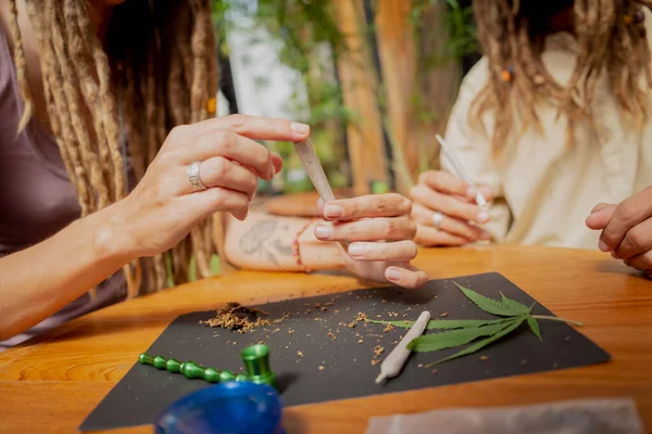 Coppia Stile Hippie Che Produce Sigarette Marijuana Medica — Foto Stock